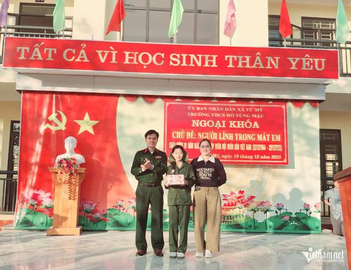 Từng có 3 năm trong quân ngũ, ngoài công tác giảng dạy, thầy Thiết tích cực tham gia các hoạt động tại địa phương.