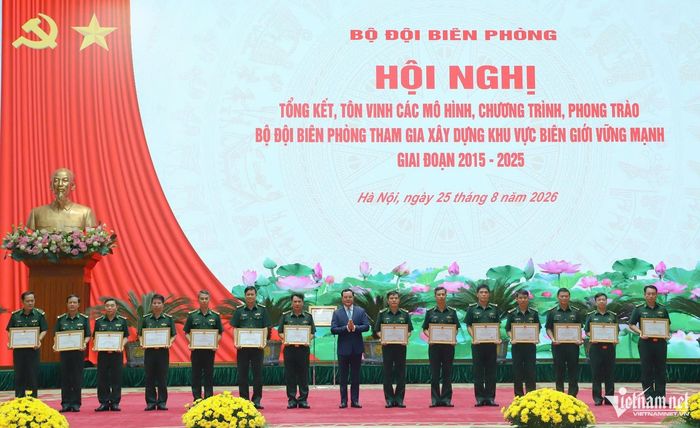Bộ trưởng Bộ Dân tộc và Tôn giáo Nguyễn Đình Khang trao tặng Bằng khen cho 5 tập thể và 10 cá nhân có thành tích xuất sắc trong thực hiện các mô hình, chương trình, phong trào Bộ đội Biên phòng tham gia xây dựng khu vực biên giới, khu vực đồng bào dân tộc thiểu số giai đoạn 2015-2025. Ảnh: Ngọc Lâm