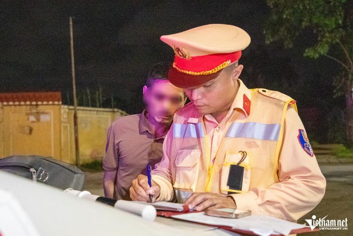 Lực lượng chức năng sẽ xử lý trách nhiệm của chủ xe, doanh nghiệp. Ảnh: Đình Hiếu 