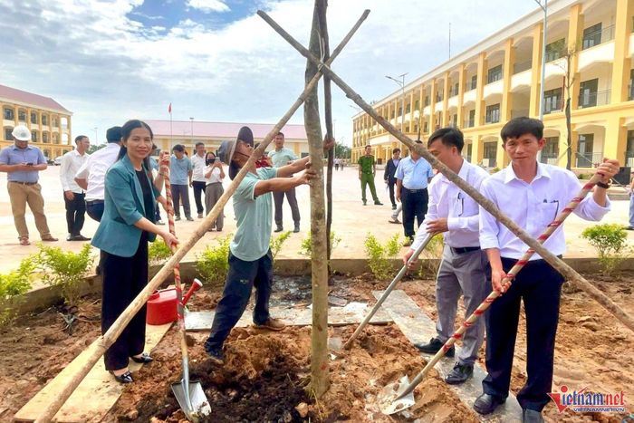 Trồng cây xanh tại trường nội trú liên cấp Ia R'vê. Ảnh: VVL