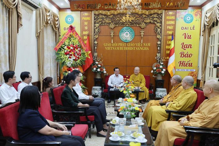 Bộ trưởng Nguyễn Đình Khang chúc mừng chư tôn đức lãnh đạo GHPGVN nhân mùa Vu Lan - báo hiếu Phật lịch 2570. Ảnh: Lê Anh Dũng