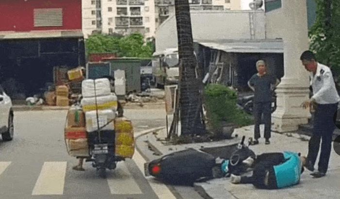 Tài xế xe ôm công nghệ co người chịu đòn. Ảnh: Chụp màn hình