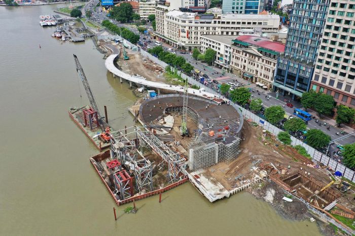 Công trường thi công cầu đi bộ qua sông Sài Gòn. Ảnh: Hoàng Tuyết