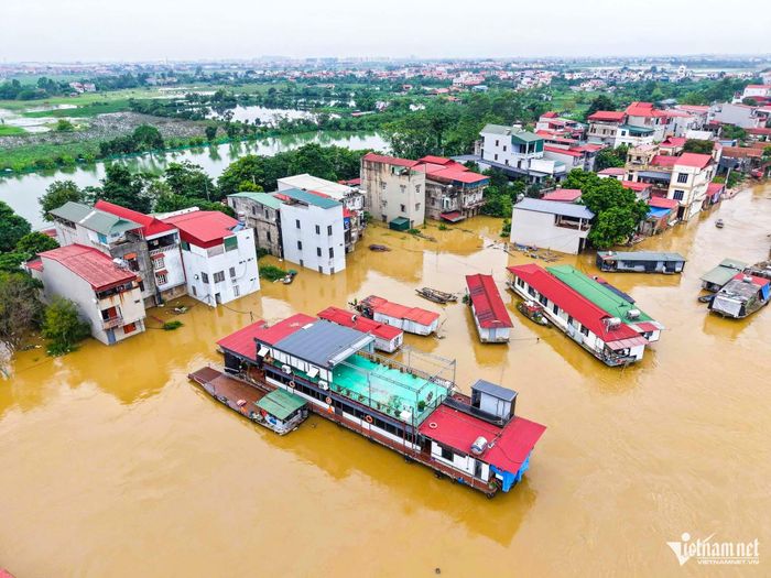 Nước lũ bao phủ nhiều tuyến đường, việc đi lại của người dân bị ảnh hưởng nghiêm trọng