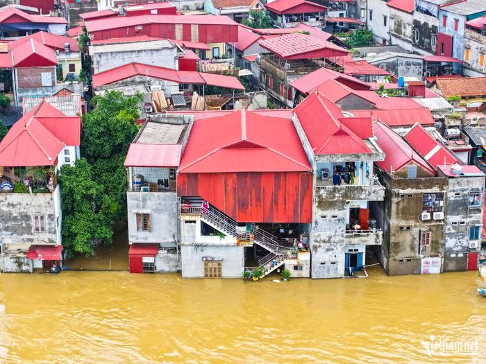 Nước sông Cầu dâng cao, nhiều khu vực dân cư tại phường Vân Hà, tỉnh Bắc Ninh bị ngập sâu