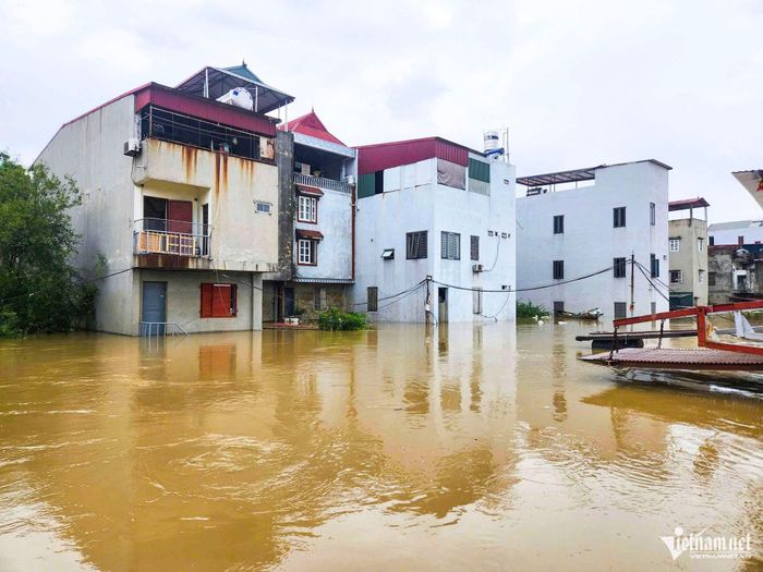 Nước lũ dâng cao khiến việc đi lại của người dân tại tổ dân phố Thổ Hà gặp nhiều khó khăn