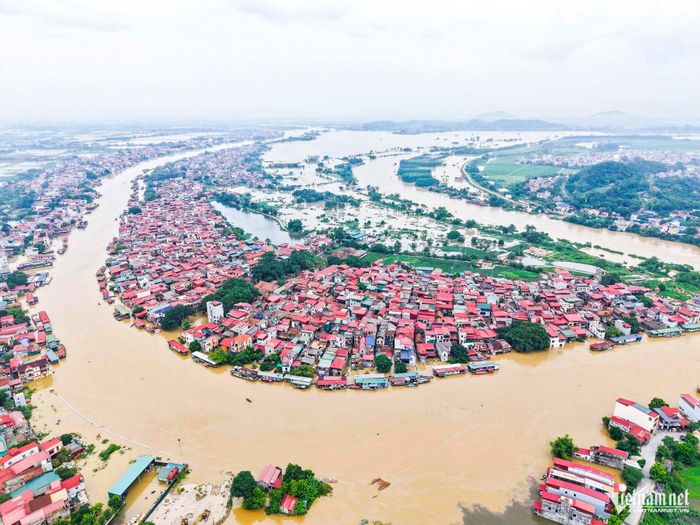 Nhiều ngôi nhà tại khu vực ven sông Cầu bị nước lũ bao quanh