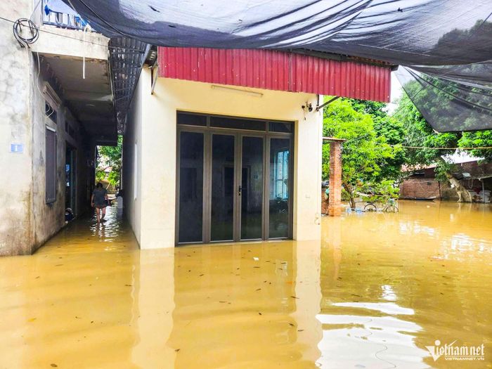 Nhiều tuyến đường tại phường Vân Hà chìm trong nước khi mực nước sông Cầu dâng cao