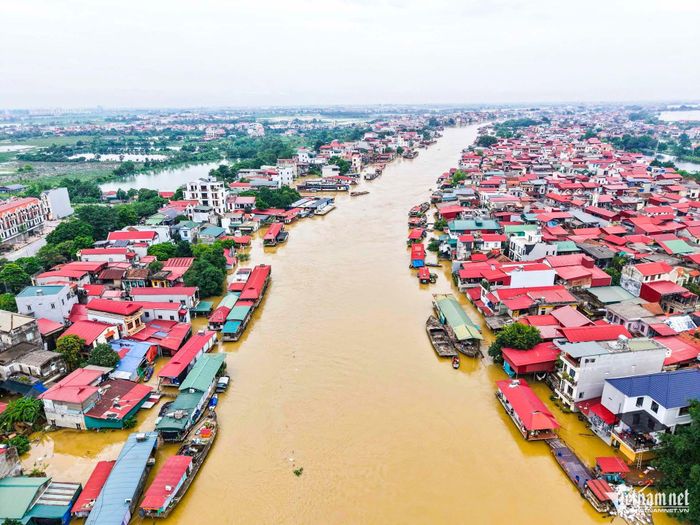 Nước ngập khiến nhiều khu vực dân cư ven sông Cầu trở nên giống những “ốc đảo”