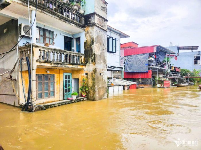 Nước lũ dâng cao hết tầng 1 nhà dân tại khu vực ven sông Cầu, phường Vân Hà