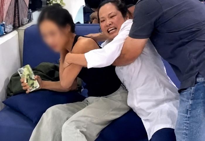 Chủ phòng khám nha khoa Tuyết Chinh hành hung khách hàng ngay tại phòng khám. Ảnh: cắt từ clip