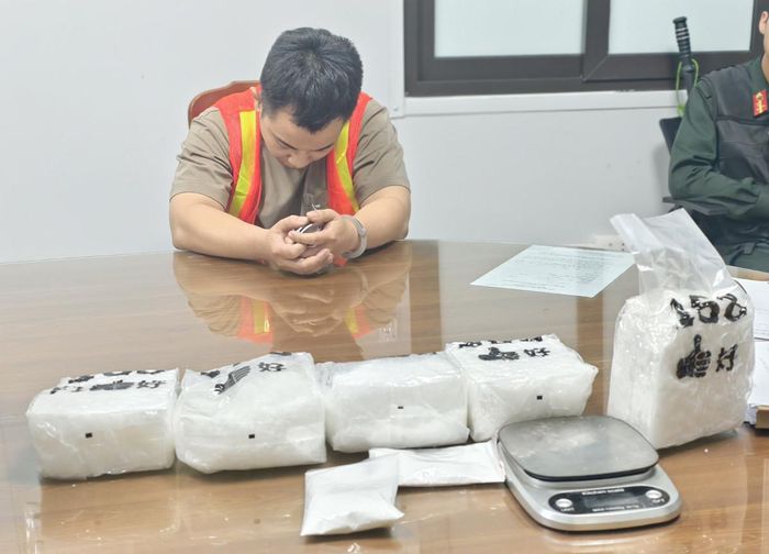 Các đối tượng trong vụ án cùng tang vật. Ảnh: CACC