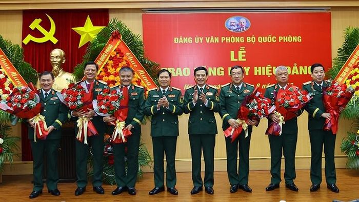 Đại tướng Phan Văn Giang và Đại tướng Nguyễn Tân Cương chụp ảnh chung với các đảng viên được nhận Huy hiệu 35 năm tuổi Đảng. Ảnh: Cổng TTĐT Bộ Quốc phòng