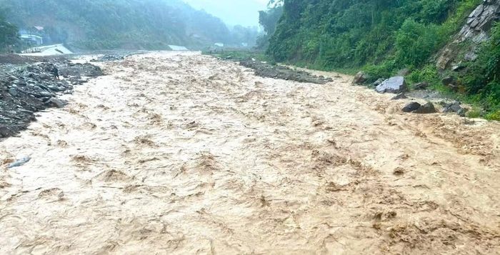 Lũ ập về như thác đổ tràn qua xã Nhôn Mai