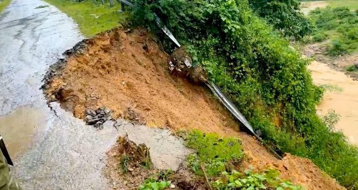 Nhiều tuyến đường sạt lở