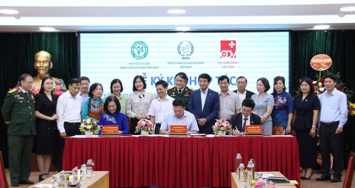Lãnh đạo Hội Kế hoạch hóa Gia đình Việt Nam, Hiệp hội Tư vấn Nâng cao Sức khỏe Việt Nam và Hội Quân dân y Việt Nam ký kết chương trình phối hợp giai đoạn 2026-2031.