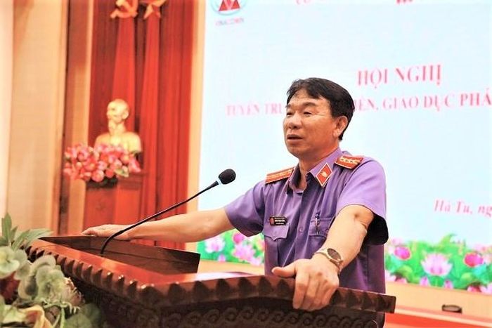 Đồng chí Dương Trọng Cường, Phó Viện trưởng VKSND khu vực 1, tỉnh Quảng Ninh tuyên truyền pháp luật tại Công ty Cổ phần Than Hà Tu – Vinacomin.
