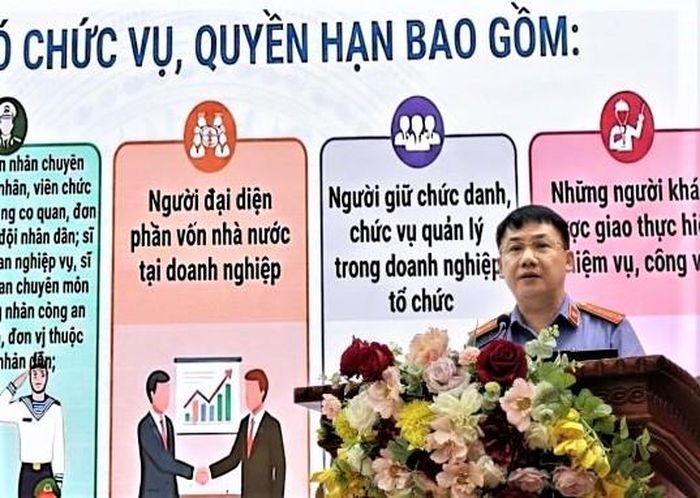 Đồng chí Nguyễn Văn Thành, Phó Viện trưởng VKSND khu vực 1, tỉnh Quảng Ninh tuyên truyền pháp luật tại Công ty Cổ phần Than Hà Tu – Vinacomin.