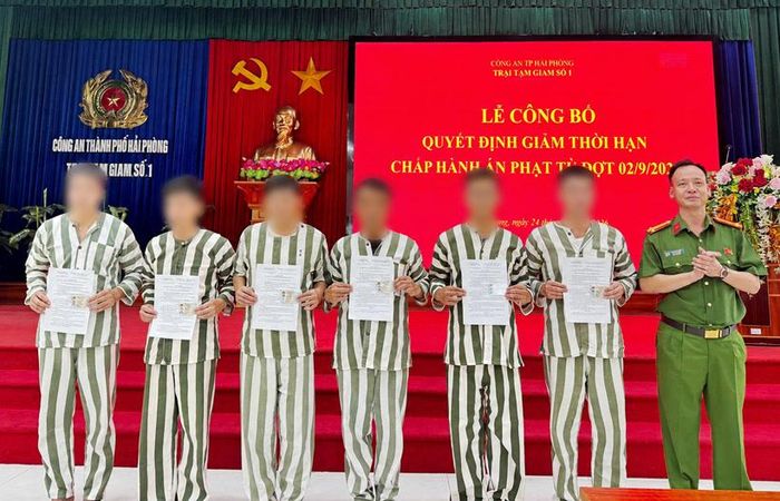 Trung tá Bùi Ngọc Đức, Phó Giám thị Trại tạm giam số 1, trao quyết định giảm thời hạn chấp hành án phạt tù cho các phạm nhân.