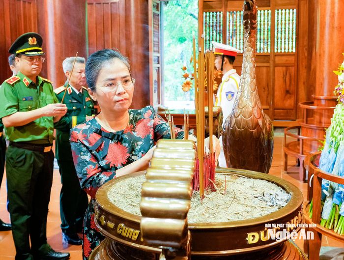 Đồng chí Võ Thị Minh Sinh - Phó Bí thư Tỉnh ủy, Chủ tịch Ủy ban MTTQ Việt Nam tỉnh dâng hương tưởng niệm Chủ tịch Hồ Chí Minh. Ảnh: Phạm Bằng