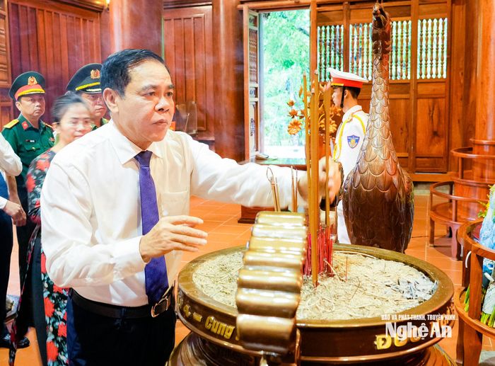 Đồng chí Võ Trọng Hải - Phó Bí thư Tỉnh ủy, Chủ tịch UBND tỉnh dâng hương tưởng niệm Chủ tịch Hồ Chí Minh. Ảnh: Phạm Bằng