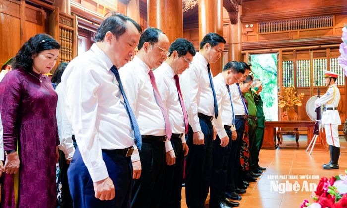 Đoàn đại biểu Tỉnh ủy, HĐND, UBND, Ủy ban Mặt trận Tổ quốc Việt Nam tỉnh Nghệ An thành kính tưởng niệm, tưởng nhớ công lao to lớn của Chủ tịch Hồ Chí Minh. Ảnh: Phạm Bằng