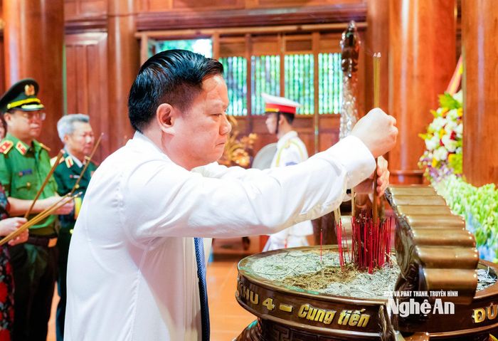 Đồng chí Nguyễn Khắc Thận - Ủy viên Trung ương Đảng, Bí thư Tỉnh ủy, Trưởng Đoàn ĐBQH tỉnh dâng hương tưởng niệm Chủ tịch Hồ Chí Minh. Ảnh: Phạm Bằng