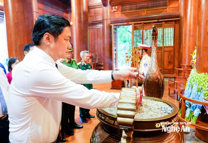 Đồng chí Hoàng Nghĩa Hiếu - Phó Bí thư Thường trực Tỉnh ủy, Chủ tịch HĐND tỉnh dâng hương tưởng niệm Chủ tịch Hồ Chí Minh. Ảnh: Phạm Bằng