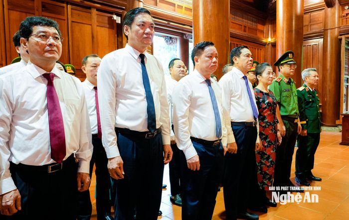 Đoàn đại biểu Tỉnh ủy, HĐND, UBND, Ủy ban Mặt trận Tổ quốc Việt Nam tỉnh Nghệ An tổ chức dâng hoa, dâng hương tưởng niệm Chủ tịch Hồ Chí Minh. Ảnh: Phạm Bằng