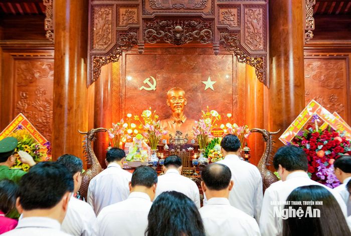Đoàn đại biểu Tỉnh ủy, HĐND, UBND, Ủy ban Mặt trận Tổ quốc Việt Nam tỉnh Nghệ An thành kính tưởng niệm, tưởng nhớ công lao to lớn của Chủ tịch Hồ Chí Minh. Ảnh: Phạm Bằng