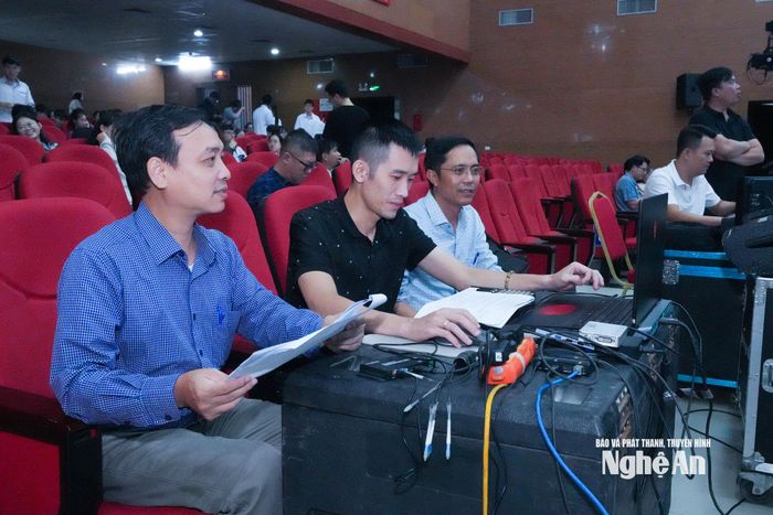 Bộ phận kỹ thuật chương trình kiểm tra tín hiệu, hệ thống kết nối "xe màu" truyền hình trực tiếp. Ảnh: Mai Hoa