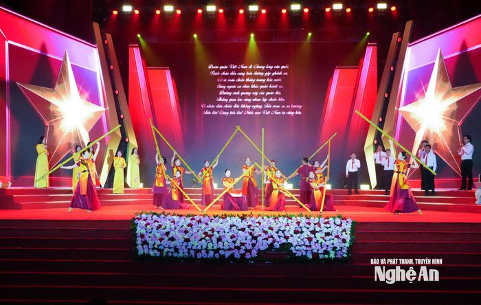 Tiết mục văn nghệ tại Chương trình Lễ tuyên dương. Ảnh: Mai Hoa