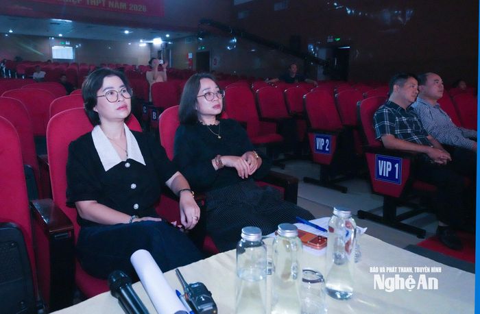 Đồng chí Trần Thị Huyền - Phó Giám đốc Báo và phát thanh, truyền hình Nghệ An tham gia tổng duyệt chương trình. Ảnh: Mai Hoa