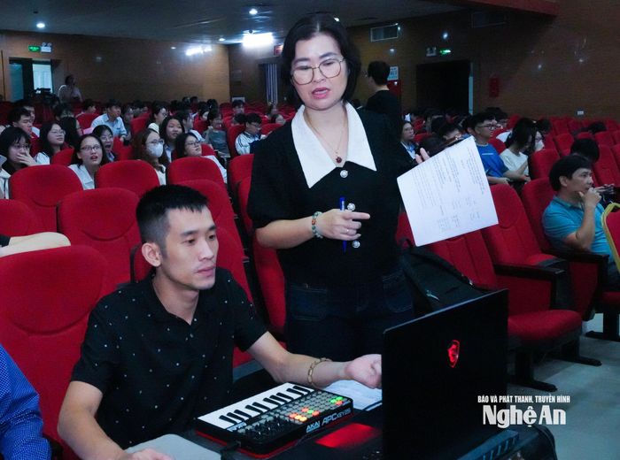 Trưởng phòng Thời sự, Báo và phát thanh, truyền hình Nghệ An Nguyễn Thị Hoa Mơ kiểm tra, điều chỉnh một số tiết mục cho Lễ tuyên dương. Ảnh: Mai Hoa