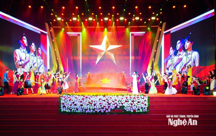 Tiết mục văn nghệ tại Chương trình lễ tuyên dương. Ảnh: Mai Hoa