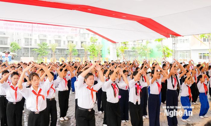 Màn đồng diễn múa, hát của các đội. Ảnh: T.L
