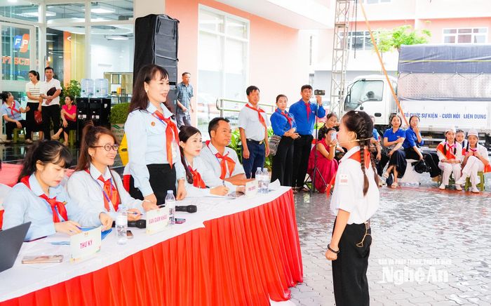 Liên đội trưởng các đội thi thực hiện nghi thức báo cáo Ban giám khảo tiến hành thi Nghi thức Đội. Ảnh: T.L