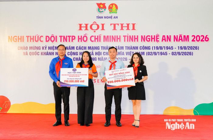 Các nhà tài trợ, đơn vị đồng hành trao biển hỗ trợ cho ban tổ chức hội thi. Ảnh: T.L