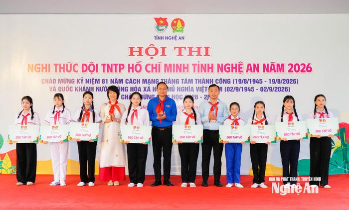 Ban tổ chức hội thi trao quà cho các đội thi. Ảnh: T.L