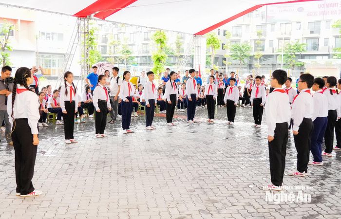 Các đội thể hiện phần thi Nghi thức Đội. Ảnh: T.L