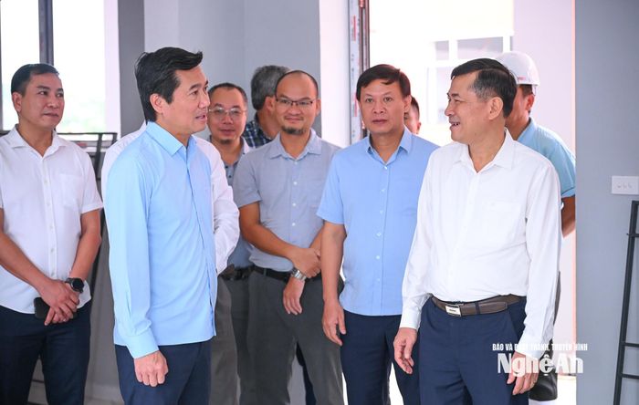 Đoàn công tác Bộ Xây dựng trao đổi cùng lãnh đạo tỉnh Nghệ An. Ảnh: Thành Cường