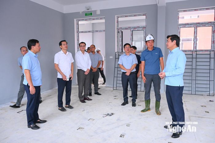Thứ trưởng Bộ Xây dựng khảo sát dự án Trường phổ thông nội trú liên cấp Tiểu học và THCS Anh Sơn. Ảnh: Thành Cường
