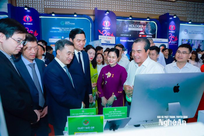 Các đồng chí lãnh đạo Bộ Y tế và tỉnh nghe giới thiệu về chuyển đổi số của ngành Y tế Nghệ An. Ảnh: Thành Duy