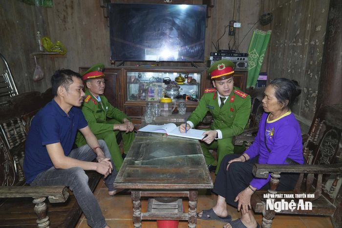 Cán bộ Công an xã Mường Xén kiểm tra, cập nhật thông tin cư trú của công dân, góp phần chuẩn hóa dữ liệu trên Cơ sở dữ liệu quốc gia về dân cư. Ảnh: Đ.T