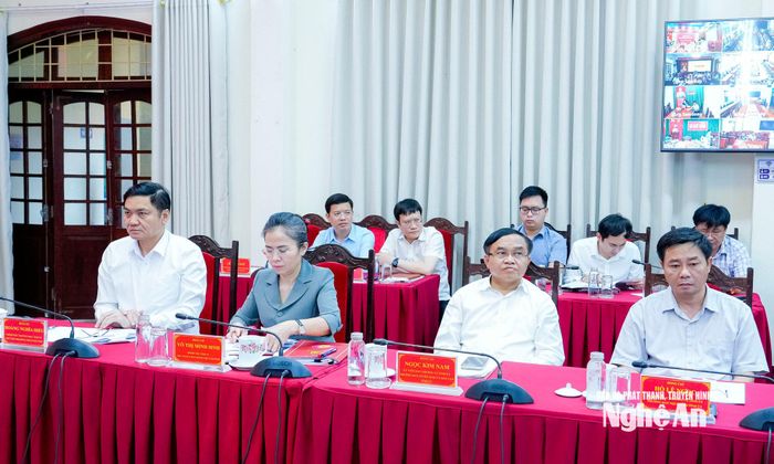 Các đồng chí Thường trực Tỉnh uỷ, Ủy viên Ban Thường vụ Tỉnh uỷ dự cuộc họp. Ảnh: Phạm Bằng