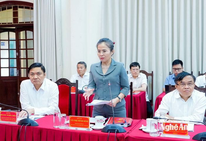 Đồng chí Võ Thị Minh Sinh - Phó Bí thư Tỉnh ủy, Chủ tịch Ủy ban MTTQ Việt Nam tỉnh phát biểu tại cuộc họp. Ảnh: Phạm Bằng