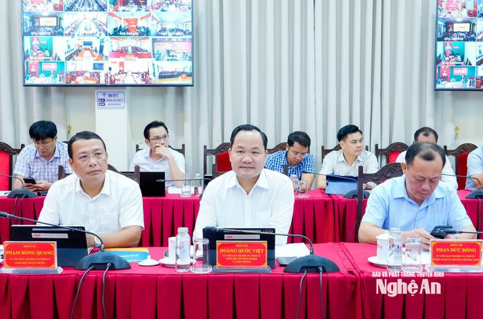 Các đồng chí Ủy viên Ban Thường vụ Tỉnh uỷ, lãnh đạo các sở, địa phương dự cuộc họp. Ảnh: Phạm Bằng