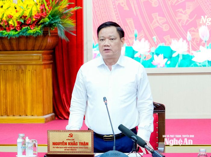 Đồng chí Nguyễn Khắc Thận - Ủy viên Ban Chấp hành Trung ương Đảng, Bí thư Tỉnh ủy, Trưởng Đoàn ĐBQH tỉnh, Trưởng Ban Chỉ đạo tỉnh phát biểu kết luận cuộc họp. Ảnh: Phạm Bằng