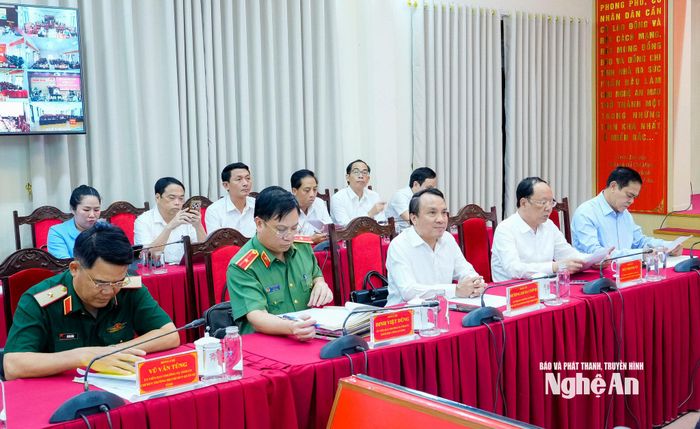 Các đồng chí Thường trực Tỉnh uỷ, Ủy viên Ban Thường vụ Tỉnh uỷ dự cuộc họp. Ảnh: Phạm Bằng
