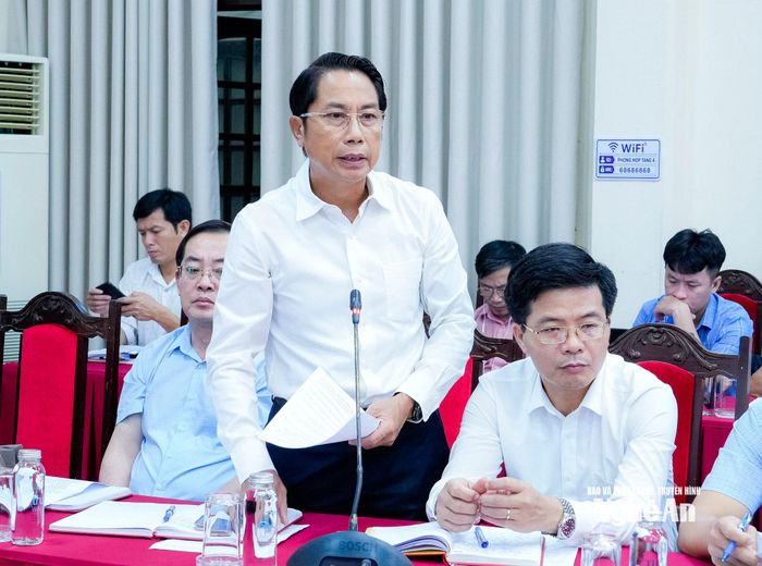 Đồng chí Nguyễn Văn Dương - Bí thư Đảng uỷ xã Kim Bảng báo cáo kết quả giải phóng mặt bằng trên địa bàn xã. Ảnh: Phạm Bằng